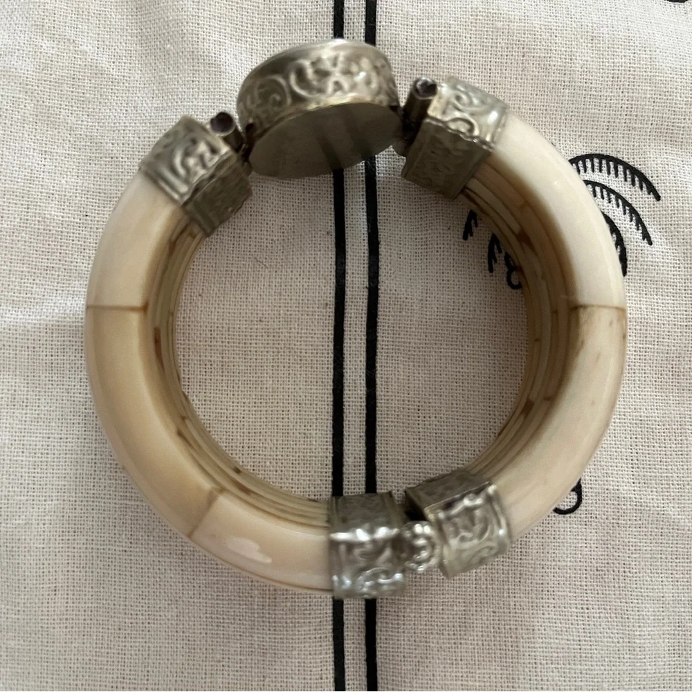 Vintage Ethnic Boho Bangle Bracelet Black Onyx Stone Hinge Clasp